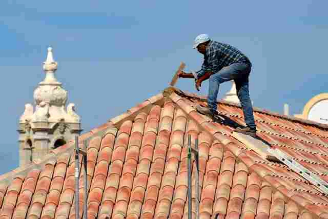 Pourquoi choisir un artisan couvreur à Charly pour vos toits ?
